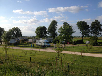 camping-camper-in-landschap